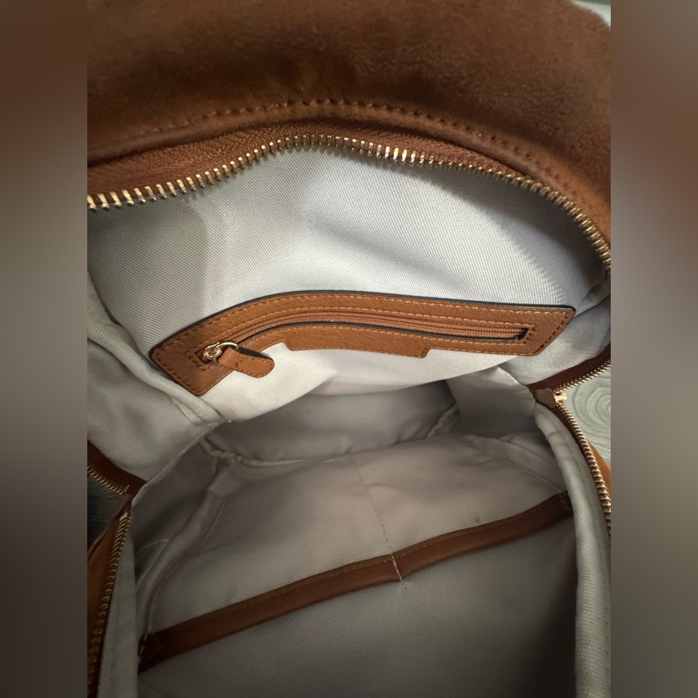 Backpack has few flaws on the side - Picture 3 of 14